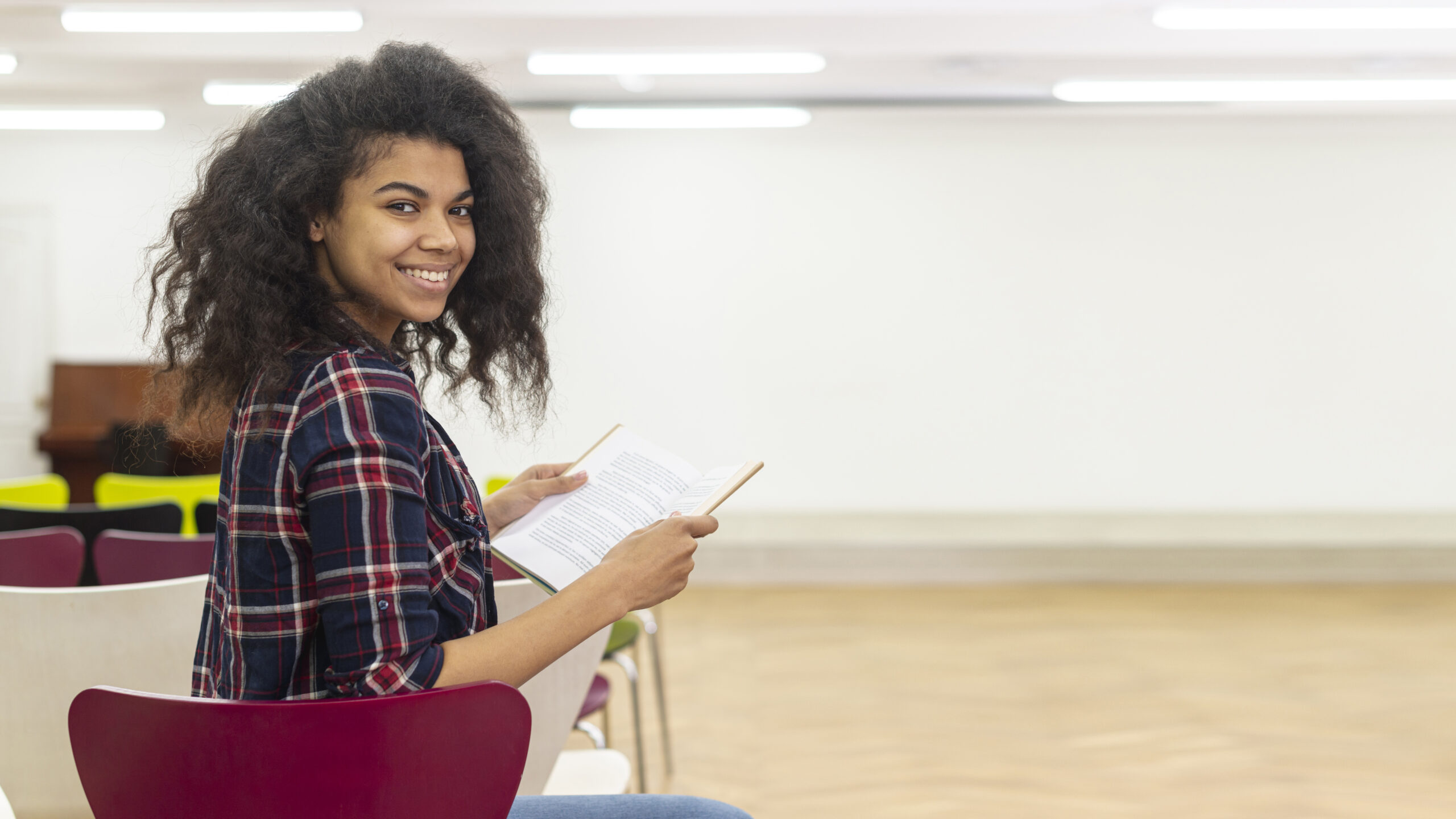 copy-space-teenage-girl-reading